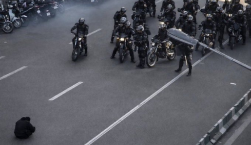 Ένας αστυνομικός νεκρός στο Ιράν από πυρά σε αντικυβερνητικές διαδηλώσεις