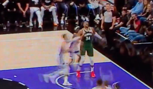 Ο Σρέντερ έσπρωξε και πέταξε στο παρκέ τον Γιάννη Αντετοκούνμπο, έξαλλος ο Θανάσης, δείτε βίντεο