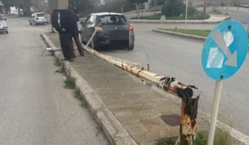 Κολώνα φωτισμού έπεσε πάνω σε εν κινήσει ΙΧ στη Ρόδο, δείτε βίντεο και φωτογραφίες