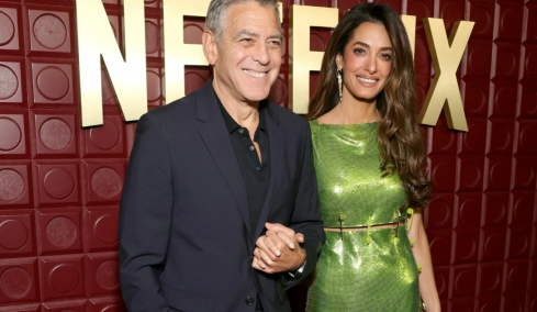 Η Αμάλ Κλούνεϊ φόρεσε ένα λαμπερό Versace μίνι φόρεμα στο after party των Golden Globes
