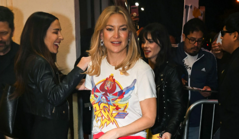 H Κέιτ Χάντσον δείχνει πώς να φορέσουμε ένα Τ-shirt με στάμπα σε βραδινή έξοδο
