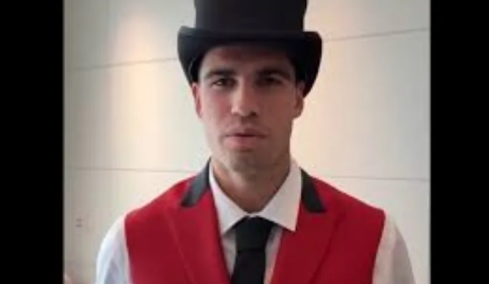 Κάρλος Αλκαράθ: Ντύθηκε γκρουμ και κουβάλησε βαλίτσες σε ξενοδοχείο της Μελβούρνης, βίντεο 