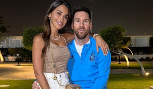 Τρυφερές στιγμές για Μέσι και Αντονέλα στην πισίνα του σπιτιού τους, δείτε φωτογραφία 