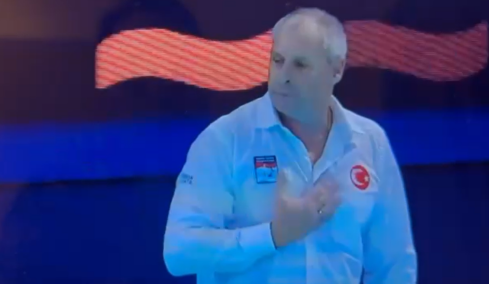 Βίντεο: Ο Έλληνας προπονητής της εθνικής πόλο της Τουρκίας κάνει το σταυρό του πριν από αγώνα 