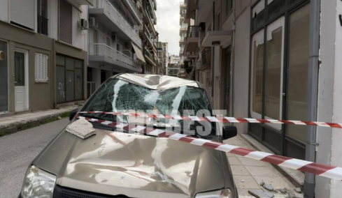 Προβλήματα από την κακοκαιρία στην Πάτρα, έπεσαν μάρμαρα σε ΙΧ - Δείτε βίντεο και φωτογραφίες 