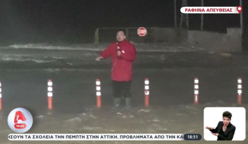 Το τερμάτισε ρεπόρτερ στη Ραφήνα: Τον «χτυπάει» το κύμα αλλά συνεχίζει ακάθεκτος (vid)