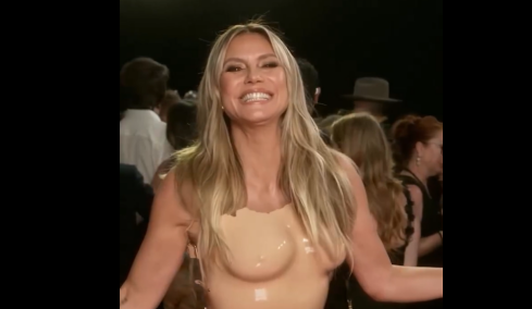 Η Χάιντι Κλουμ φόρεσε το... κορμί της στα Grammy, δείτε φωτογραφίες και βίντεο