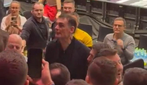 Ολυμπιακός: Οπαδός έβρισε στα ελληνικά τον Μπαρτζώκα και εκείνος ανέβηκε στην εξέδρα για εξηγήσεις, βίντεο 