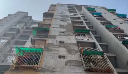 Αδιανόητη τραγωδία στην Ινδία: Τρεις αδελφές βούτηξαν στο κενό από τον ένατο όροφο αφού ο πατέρας τους πήρε το κινητό για να μην παίζουν κορεάτικα «παιχνίδια αγάπης»