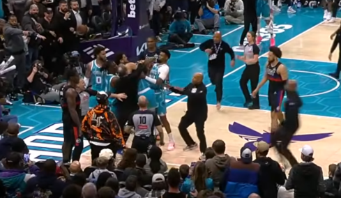 Άγριος καβγάς στο Χόρνετς-Πίστονς με μπουνιές, σπρωξίματα. κεφαλοκλειδώματα και τέσσερις αποβολές, δείτε βίντεο