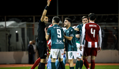 Λεβαδειακός: Ο Όζμπολτ δέχτηκε δύο κίτρινες κάρτες σε λίγα δευτερόλεπτα και αποβλήθηκε στο παιχνίδι με τον Ολυμπιακό, βίντεο 