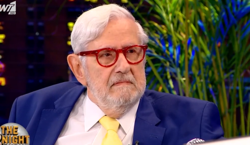 Κώστας Καίσαρης: Ο διάλογος με τον Ανδρέα Παπανδρέου που δεν έβαλε στο βιβλίο του, η απειλή στη Σάρον Στόουν για ένα πάρτι και η κλοπή σε 3 λεπτά στη Μύκονο