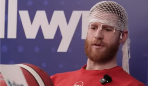 Κύπελλο μπάσκετ:  Γκραντ και Γουόκαπ φορούν σαρίκι και απαγγέλλουν στα ελληνικά μαντινάδες σε Καλαϊτζάκη και Λαρεντζάκη, βίντεο 