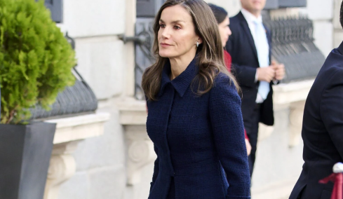 Η κομψή εμφάνιση της βασίλισσας Λετίσια με μπλε ταγέρ και mini heels
