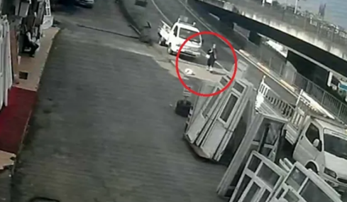 Τουρκία: 21χρονη χτυπήθηκε από λεωφορείο ενώ την κυνηγούσε αδέσποτος σκύλος, δίνει μάχη για τη ζωή της