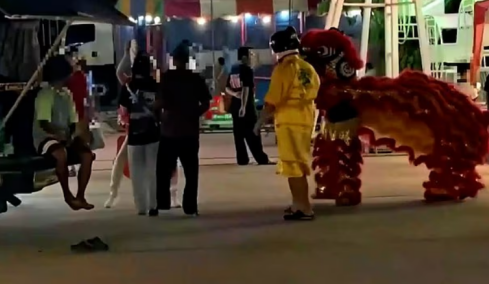 Ταϊλάνδη: Αστυνομικοί φόρεσαν στολή λιονταριού για να πιάσουν διαρρήκτη, δείτε τη στιγμή της σύλληψης