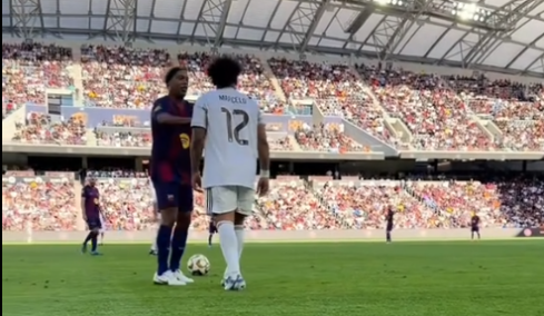 El Clasico παλαιμάχων στο Λος Άντζελες: Το πείραγμα του Ροναλντίνιο στον Μαρσέλο και η ισοπαλία των θρύλων, βίντεο
