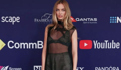 Η Μάργκοτ Ρόμπι είναι η πιο κομψή εκπρόσωπος της Chanel με μαύρο διάφανο φόρεμα