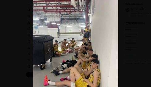 Φωτογραφία: Η αποστολή Κ18 της KAE Άρης αφού απομακρύνθηκε από τον αγώνα στο Άμπου Ντάμπι