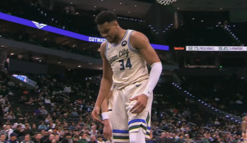 Γιάννης Αντετοκούνμπο: Εκνευρισμένος από τη νέα ήττα των Μπακς - Πέταξε τη μπάλα στη μπασκέτα και δέχθηκε τεχνική ποινή