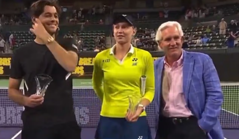 Έλενα Ριμπάκινα: Η ενόχλησή της από το χέρι που της έβαλε στη μέση χορηγός που τη βράβευσε σε τουρνουά στην Καλιφόρνια