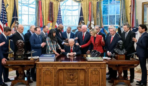 Πάστορες προσευχήθηκαν με τον Τραμπ για την επιτυχία της Αμερικής στον πόλεμο με το Ιράν, δείτε βίντεο