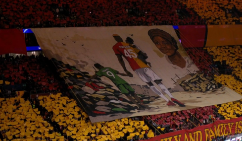 Το κορεό των οπαδών της Γαλατά για τη ζωή και τη μητέρα του Οσιμέν: Δάκρυσε ο Νιγηριανός, δείτε βίντεο 