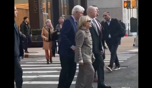 Μπιλ Κλίντον - Χίλαρι Κλίντον: Viral το βίντεο με τον πρώην πρόεδρο των ΗΠΑ να σπρώχνει τη σύζυγό του σε διάβαση πεζών στη Νέα Υόρκη