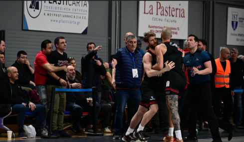 Φραστικό επεισόδιο του Φουρνιέ με οπαδό του Πανιωνίου: Πήγε να του... ορμήξει ο Γάλλος και αποβλήθηκε, δείτε βίντεο