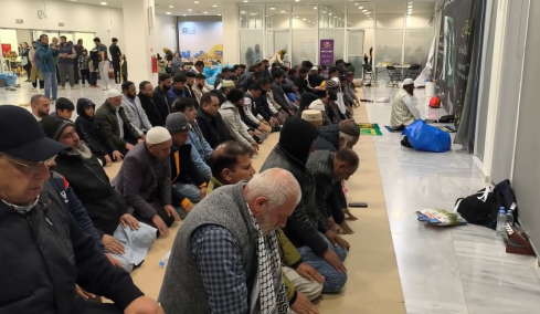 Το τελευταίο μεγάλο Ιφτάρ στην Πειραιώς: Οι μουσουλμάνοι της Αθήνας ετοιμάζονται για το Μπαϊράμι, δείτε βίντεο