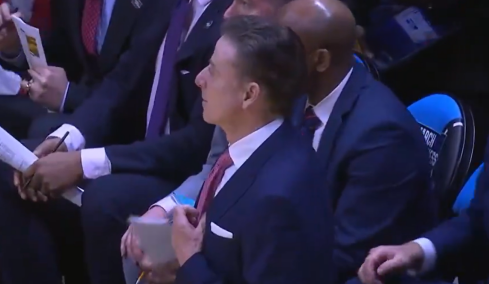 Ρικ Πιτίνο: Η απίστευτη αντίδρασή του στο buzzer beater που έστειλε το κολλέγιο του Σεν Τζονς στο Sweet 16 για πρώτη φορά από το 1999