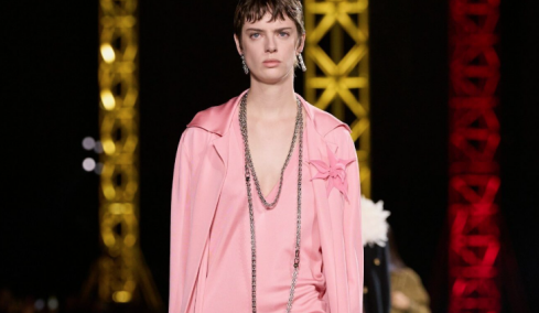 Η κομψή σιλουέτα φορέματος που θα κυριαρχήσει αυτή τη σεζόν
