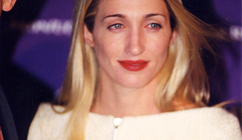 Carolyn Bessette-Kennedy: Το μυστικό πίσω από το «παιδικό» ξανθό των μαλλιών της που κόστιζε μια περιουσία
