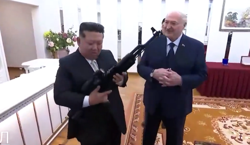 Ο Λουκασένκο έκανε δώρο στον Κιμ Γιονγκ Ουν ένα αυτόματο «σε περίπτωση που εμφανιστούν οι εχθροί», δείτε βίντεο