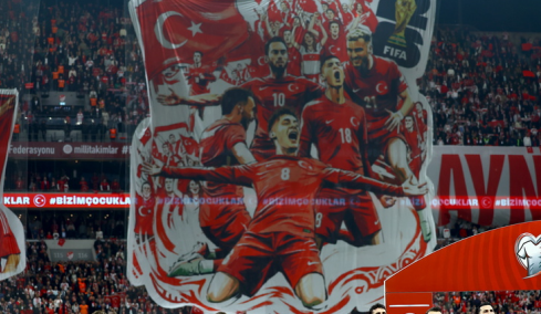 Οι Τούρκοι... ξέχασαν τον Σουκούρ από το κορεό των κορυφαίων ποδοσφαιριστών τους, η αντίδραση του θρύλου της εθνικής τους ομάδας