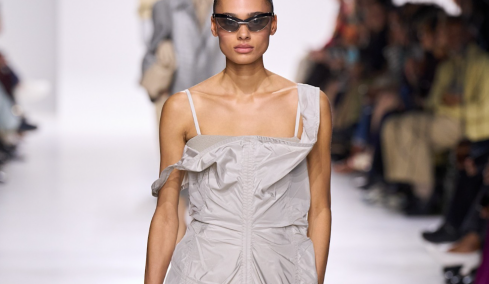 Loafer mules: Η τάση στα παπούτσια που θα βλέπουμε παντού αυτή την άνοιξη
