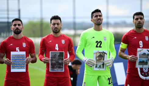 Συγκίνησαν οι παίκτες του Ιράν πριν από φιλικό αγώνα: Κράτησαν φωτογραφίες κοριτσιών που έχασαν τη ζωή τους από βομβαρδισμούς