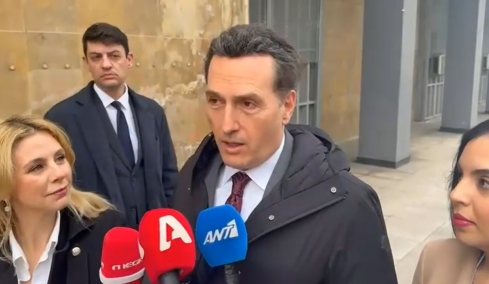 Το πρωταπριλιάτικο αστείο του Μιχάλη Δημητρακόπουλου έξω από τη δίκη για το βίντεο της Τούνη, δείτε βίντεο