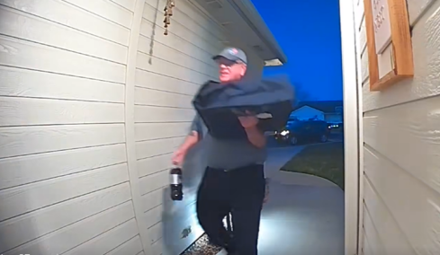 Viral στις ΗΠΑ το βίντεο με την κίνηση ενός 68χρονου ντελιβερά που του έφερε φιλοδωρήματα $40.000