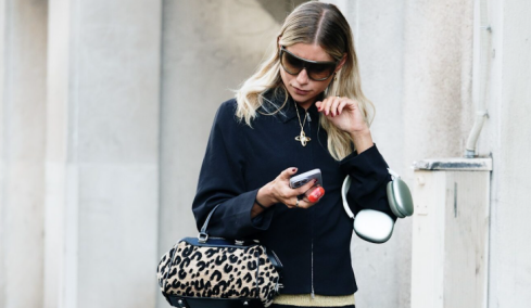 Τέσσερα στυλ φλατ παπουτσιών για να φορέσετε με τα midi φορέματα της άνοιξης
