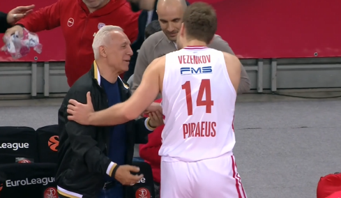 H αγκαλιά του Βεζένκοφ με τον Στόιτσκοφ μετά το παιχνίδι της Χάποελ με τον Ολυμπιακό, βίντεο 