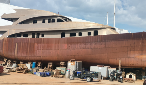 Από φιλόδοξο luxury σκάφος κατέληξε κουφάρι επί δύο δεκαετίες σε ναυπηγείο:  Η «Χίμαιρα» βγαίνει ξανά σε πλειστηριασμό
