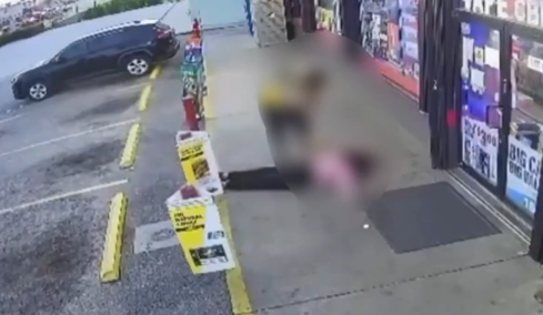 Σάλος στις ΗΠΑ μετά την άγρια δολοφονία μητέρας δύο παιδιών από παράνομο μετανάστη που τη χτύπησε στο κεφάλι με σφυρί, σκληρές εικόνες