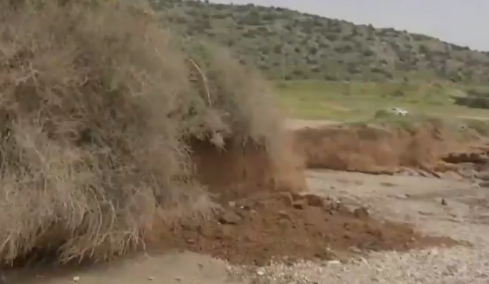 Δραματική διάσωση πατέρα και γιου που καταπλακώθηκαν από χώματα σε παραλία της Βάρκιζας