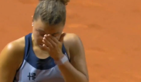Τένις: Η Παολίνι ξέσπασε σε κλάματα εν ώρα αγώνα απογοητευμένη από την κακή της απόδοση, δείτε βίντεο 