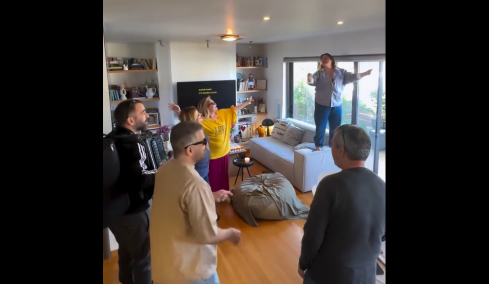 Χρήστος Χατζηπαναγιώτης: Η «συναυλία» από Βίκυ Σταυροπούλου, Μαρία Καβογιάννη και Δανάη Μπάρκα για τα γενέθλιά του, τραγούδησαν και Μπέμπα Μπλανς, δείτε βίντεο