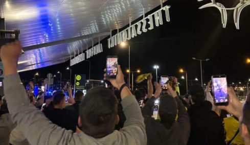 AEK: Αποθέωση στους πρωταθλητές από 100 οπαδούς στο αεροδρόμιο «Μακεδονία», βίντεο 