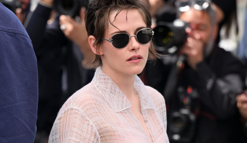 Η Kρίστεν Στιούαρτ με διάφανο σύνολο Chanel στο photocall της ταινίας «Full Phil»
