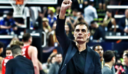 Η «τρελή» ατμόσφαιρα στο T-Center και η αποθέωση του Μπαρτζώκα: Η παρακάμερα του Ολυμπιακός - Φενέρ, βίντεο 