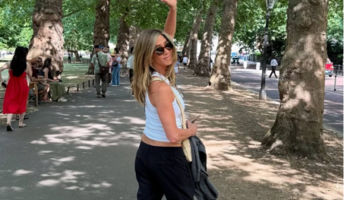H Τζένιφερ Άνιστον συμπλήρωσε το ασπρόμαυρο σύνολό της με ένα ζευγάρι flip-flops
